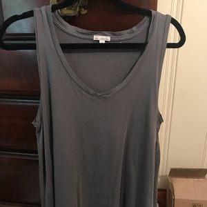 gray tank top